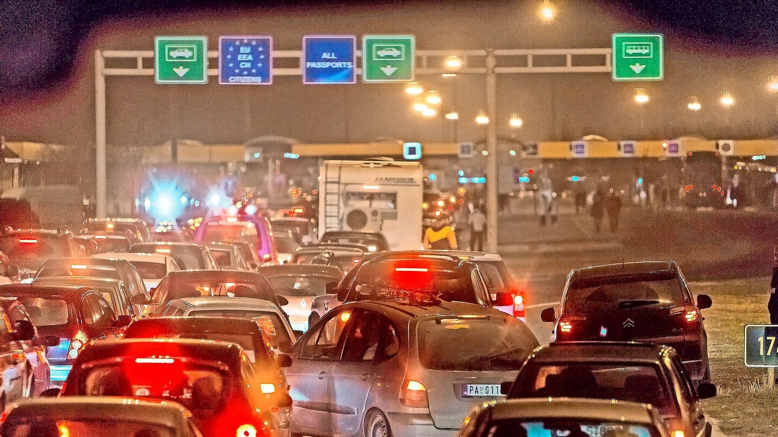 Bis zu einem Tag lang warten Autobusse auf die Abfertigung.Foto: imago/Jakobx Studnar