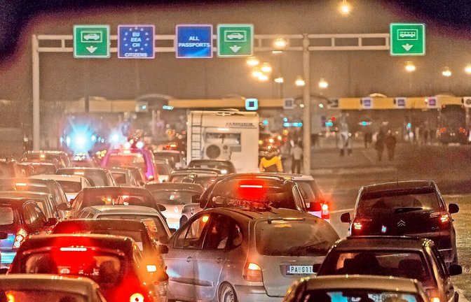 Bis zu einem Tag lang warten Autobusse auf die Abfertigung.<span class='image-autor'>Foto: imago/Jakobx Studnar</span>