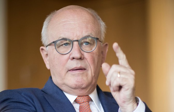 Volker Kauder sagt, Wirtschaftsthemen sind wichtiger als Asylpolitik.<span class='image-autor'>Foto: dpa/Michael Kappeler</span>