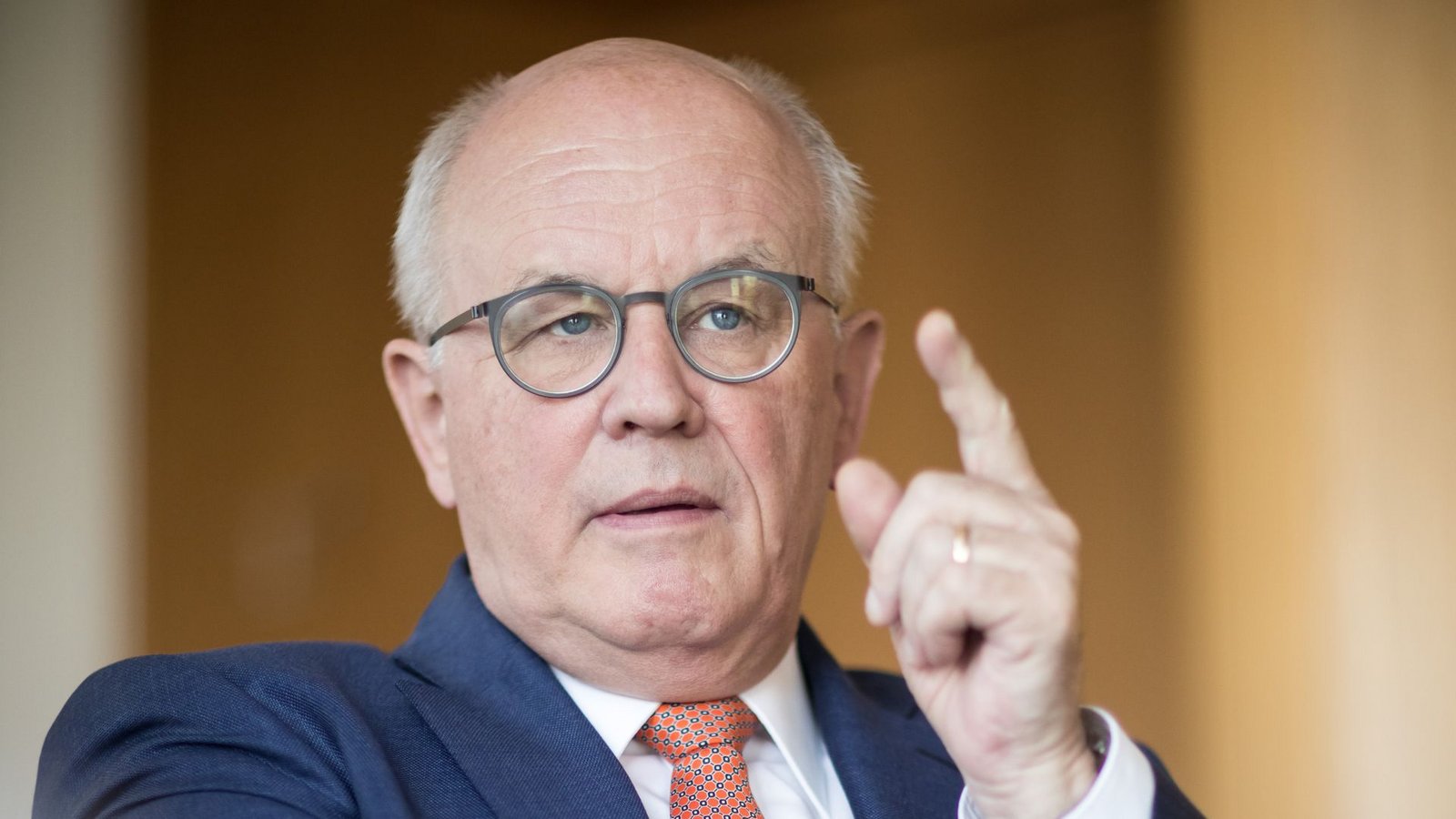 Volker Kauder sagt, Wirtschaftsthemen sind wichtiger als Asylpolitik.Foto: dpa/Michael Kappeler Volker Kauder sagt, Wirtschaftsthemen sind wichtiger als Asylpolitik.Foto: dpa/Michael Kappeler