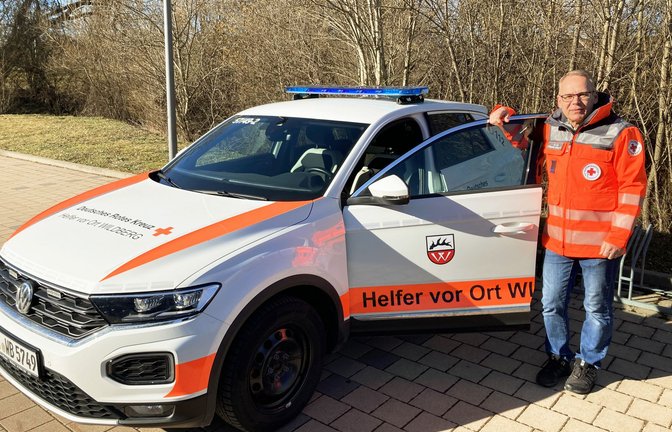 Ernst Feil mit seinem Dienstfahrzeug, mit dem er als ehrenamtlicher Helfer vor Ort unterwegs ist.<span class='image-autor'>Foto: Jürgen Bock</span>