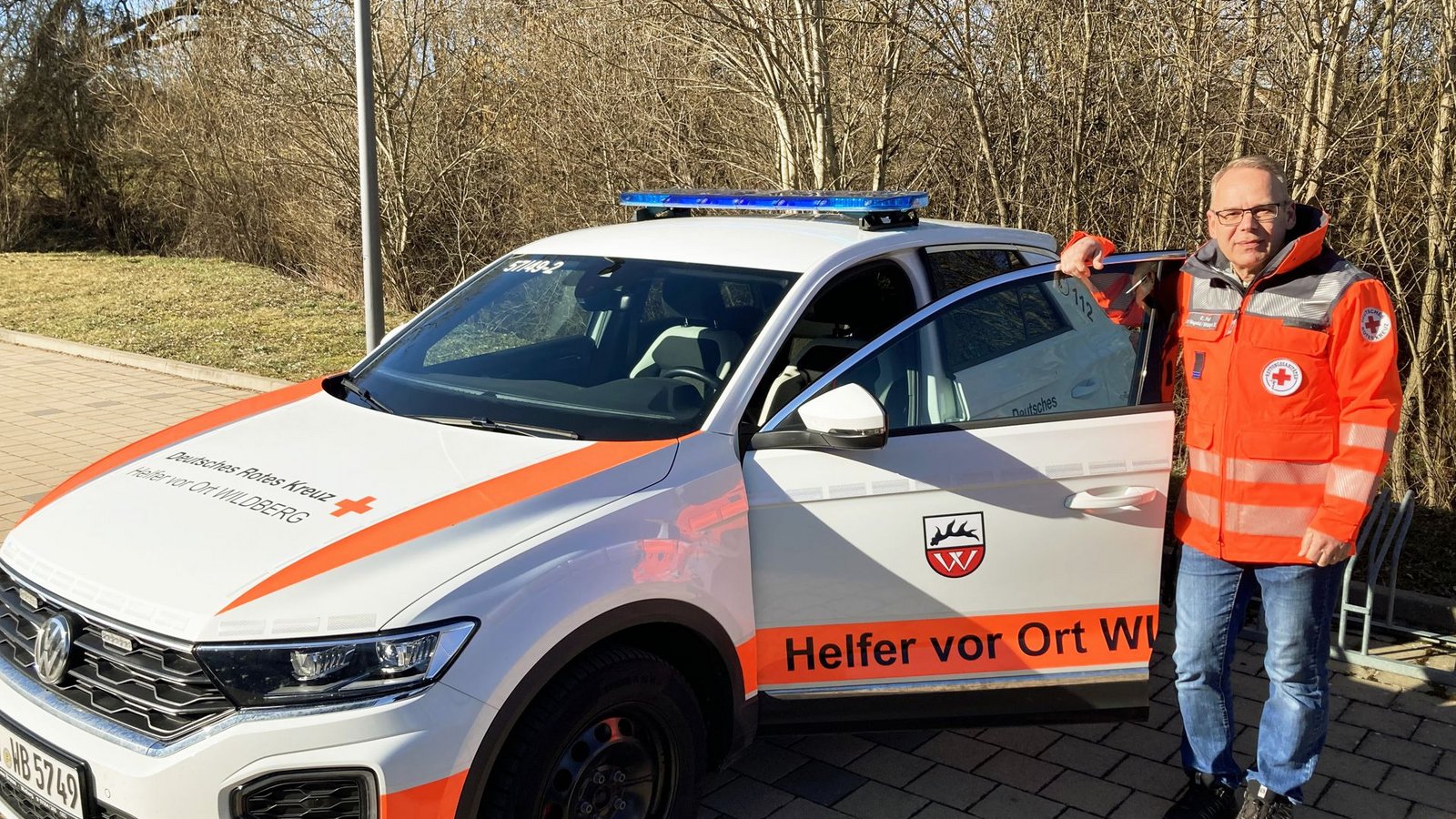 Ernst Feil mit seinem Dienstfahrzeug, mit dem er als ehrenamtlicher Helfer vor Ort unterwegs ist.Foto: Jürgen Bock Ernst Feil mit seinem Dienstfahrzeug, mit dem er als ehrenamtlicher Helfer vor Ort unterwegs ist.Foto: Jürgen Bock