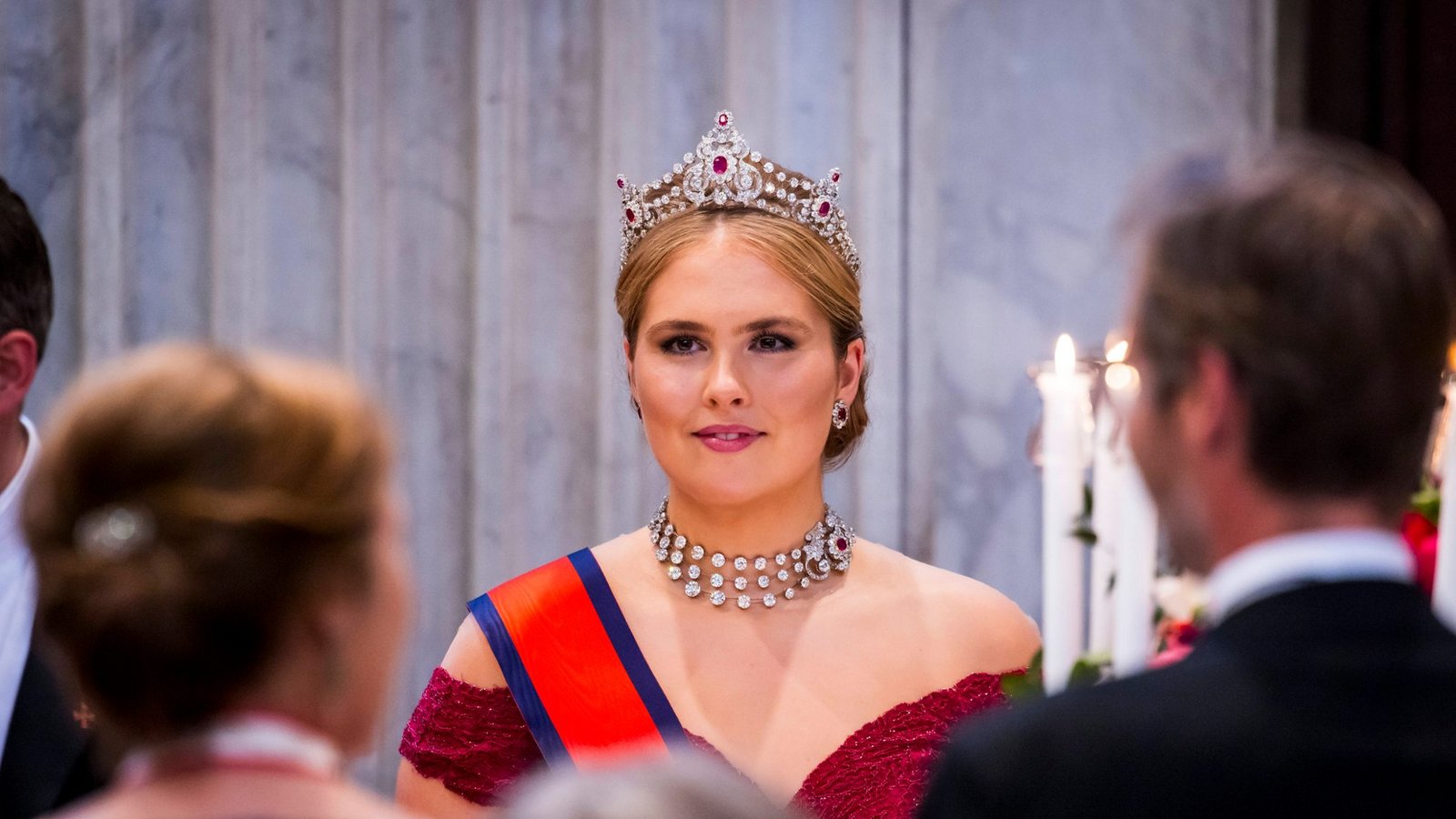 Kronprinzessin Amalia war ebenfalls in rot gekleidet.Foto: IMAGO / Content Curation