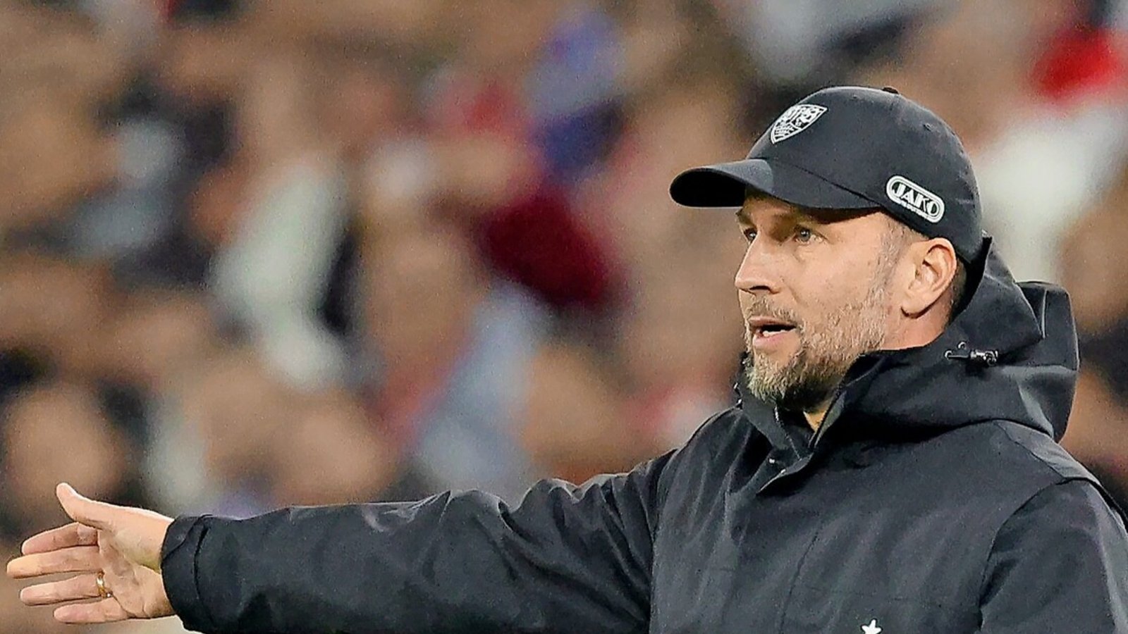 Gegen Porto engagiert an der Seitenlinie: VfB-Trainer Sebastian HoeneßFoto: Baumann Gegen Porto engagiert an der Seitenlinie: VfB-Trainer Sebastian HoeneßFoto: Baumann