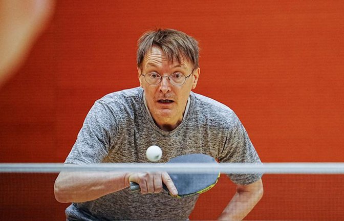 Der frühere Gesundheitsminister Karl Lauterbach spielt leidenschaftlich gerne Tischtennis.<span class='image-autor'>Foto: Kay Nietfeld/dpa</span>