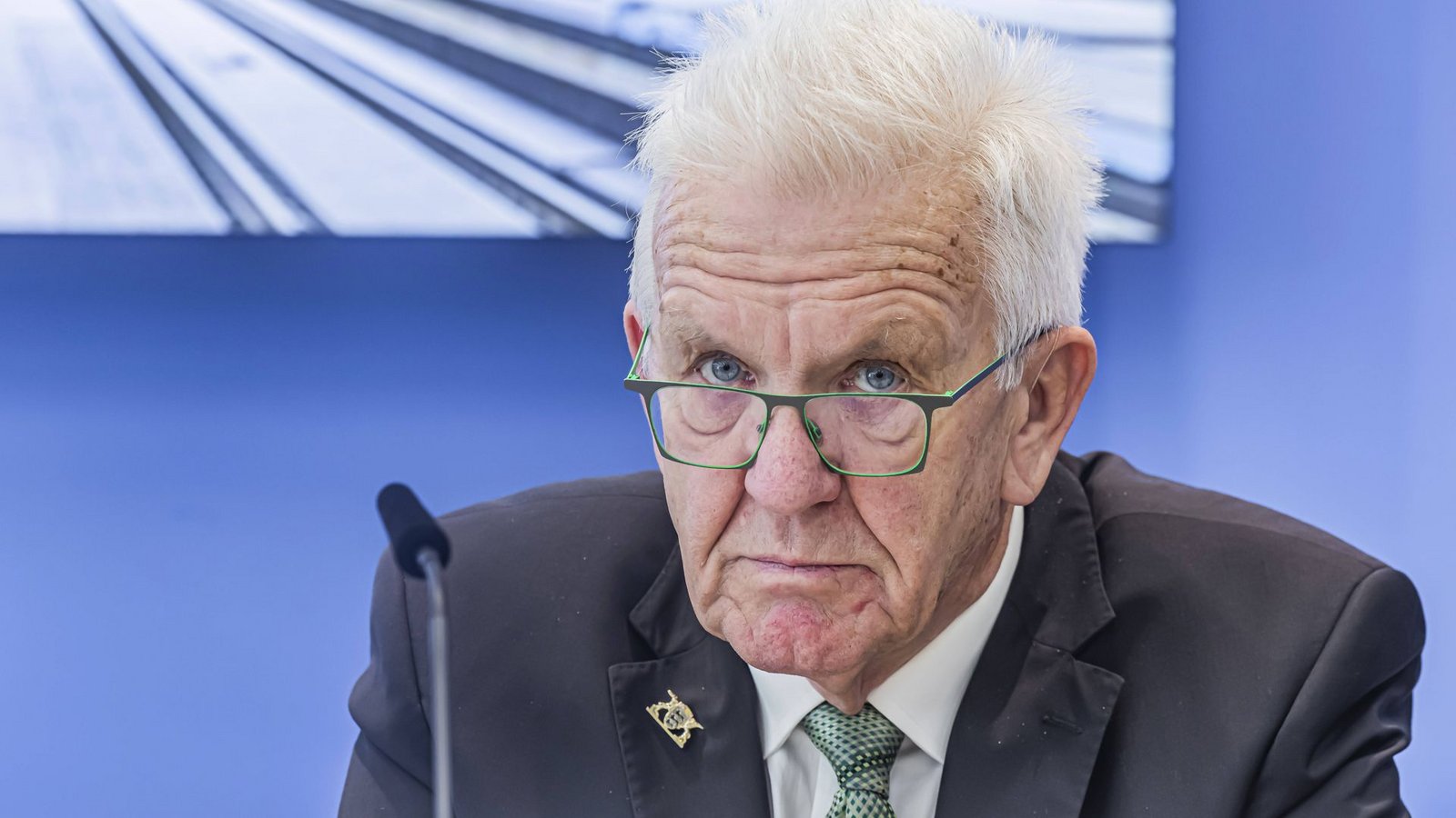 Kurz vor dem Ruhestand eckt Winfried Kretschmann noch einmal bei der Beamtenlobby an – manche Bürger dürften es mit Sympathie sehen.Foto: IMAGO/Arnulf Hettrich/IMAGO/Arnulf Hettrich