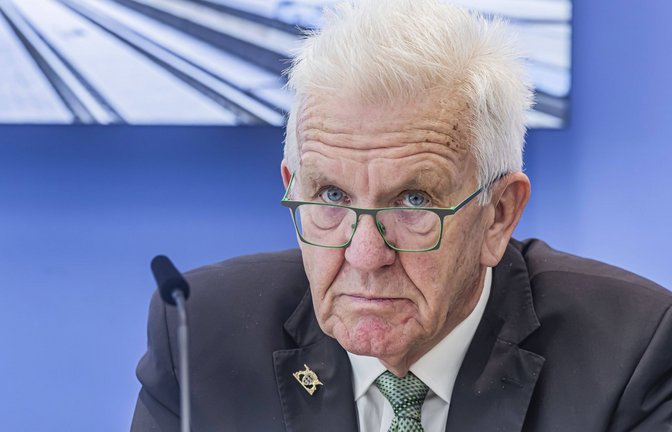 Kurz vor dem Ruhestand eckt Winfried Kretschmann noch einmal bei der Beamtenlobby an – manche Bürger dürften es mit Sympathie sehen.<span class='image-autor'>Foto: IMAGO/Arnulf Hettrich/IMAGO/Arnulf Hettrich</span>