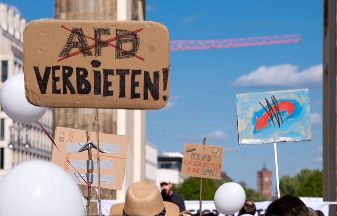 Eine Demonstration in Berlin, auf der die Teilnehmer ein Verbot der AfD fordern.<span class='image-autor'>Foto: Imago/snapshot</span>