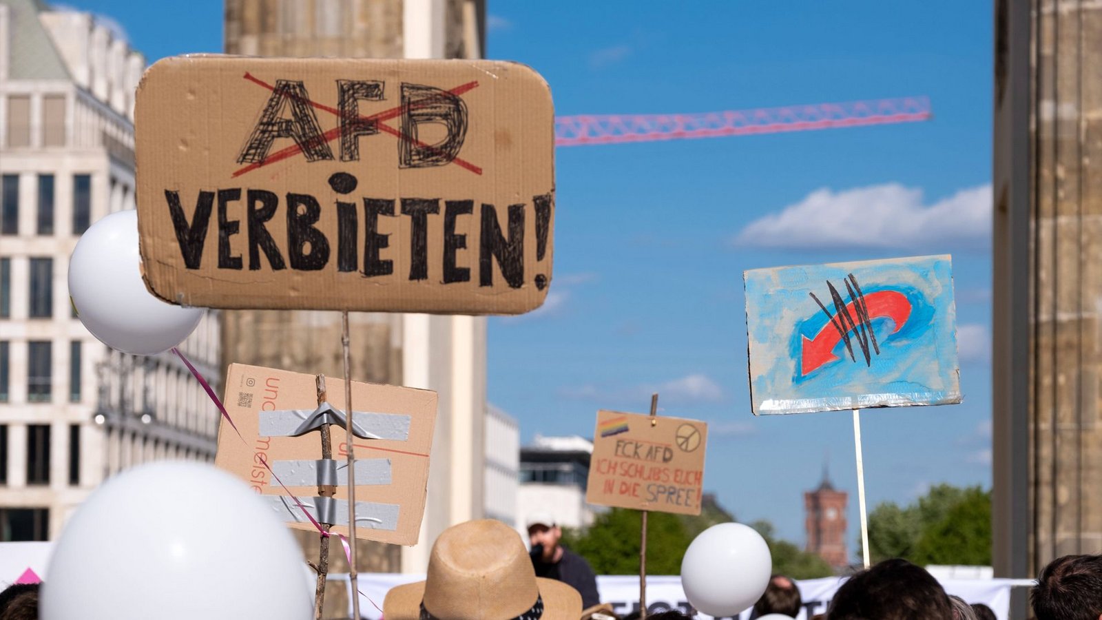Eine Demonstration in Berlin, auf der die Teilnehmer ein Verbot der AfD fordern.Foto: Imago/snapshot Eine Demonstration in Berlin, auf der die Teilnehmer ein Verbot der AfD fordern.Foto: Imago/snapshot
