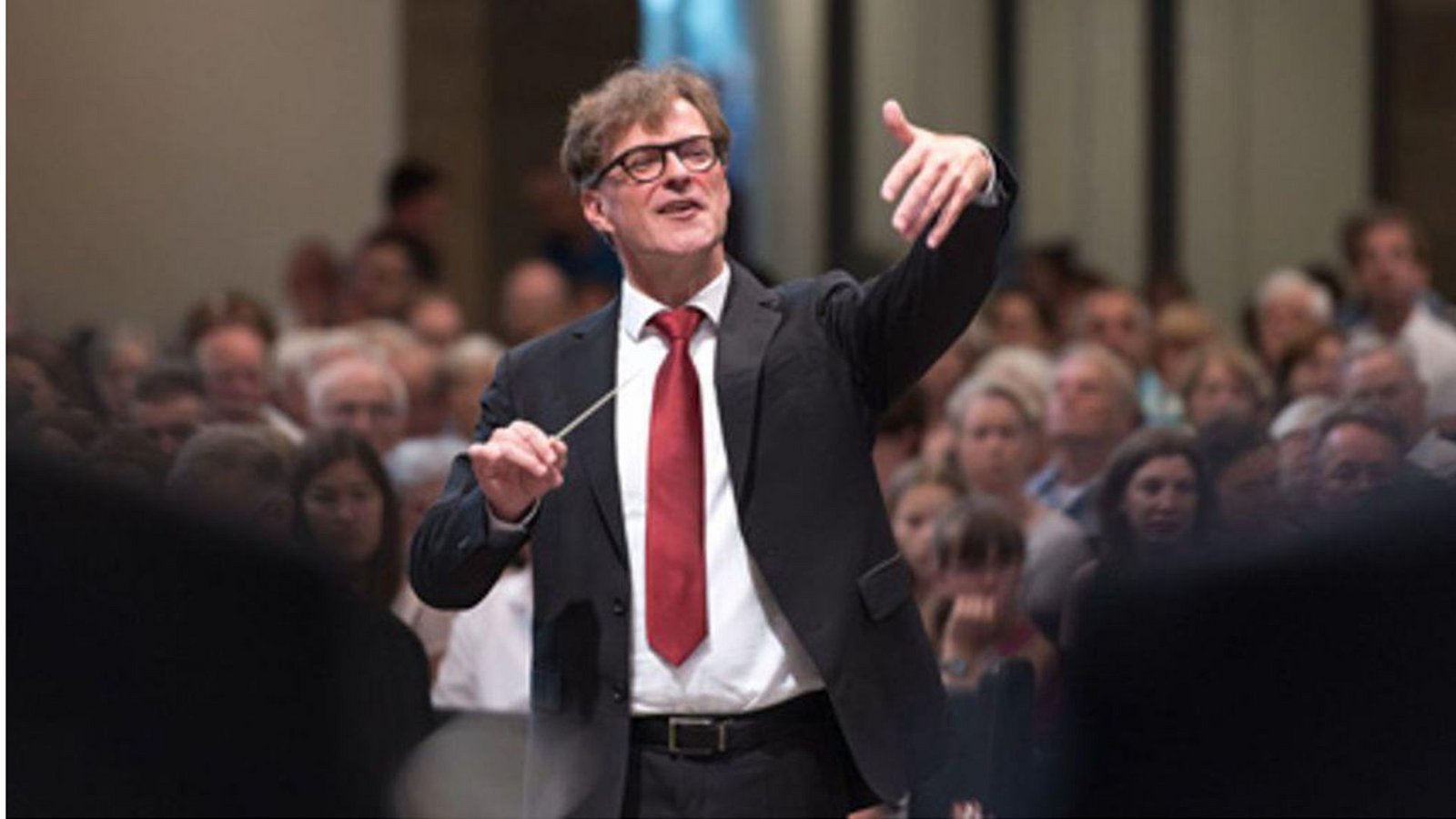 Rainer  Homburg dirigiert die Hymnus-ChorknabenFoto: Holger Schneider