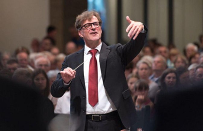 Rainer  Homburg dirigiert die Hymnus-Chorknaben<span class='image-autor'>Foto: Holger Schneider</span>