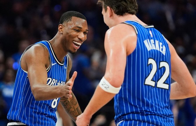 Franz Wagner (r) erzielte für die Orlando Magic als zweitbester Scorer 18 Punkte gegen die Charlotte Hornets.<span class='image-autor'>Foto: John Raoux/AP/dpa</span>