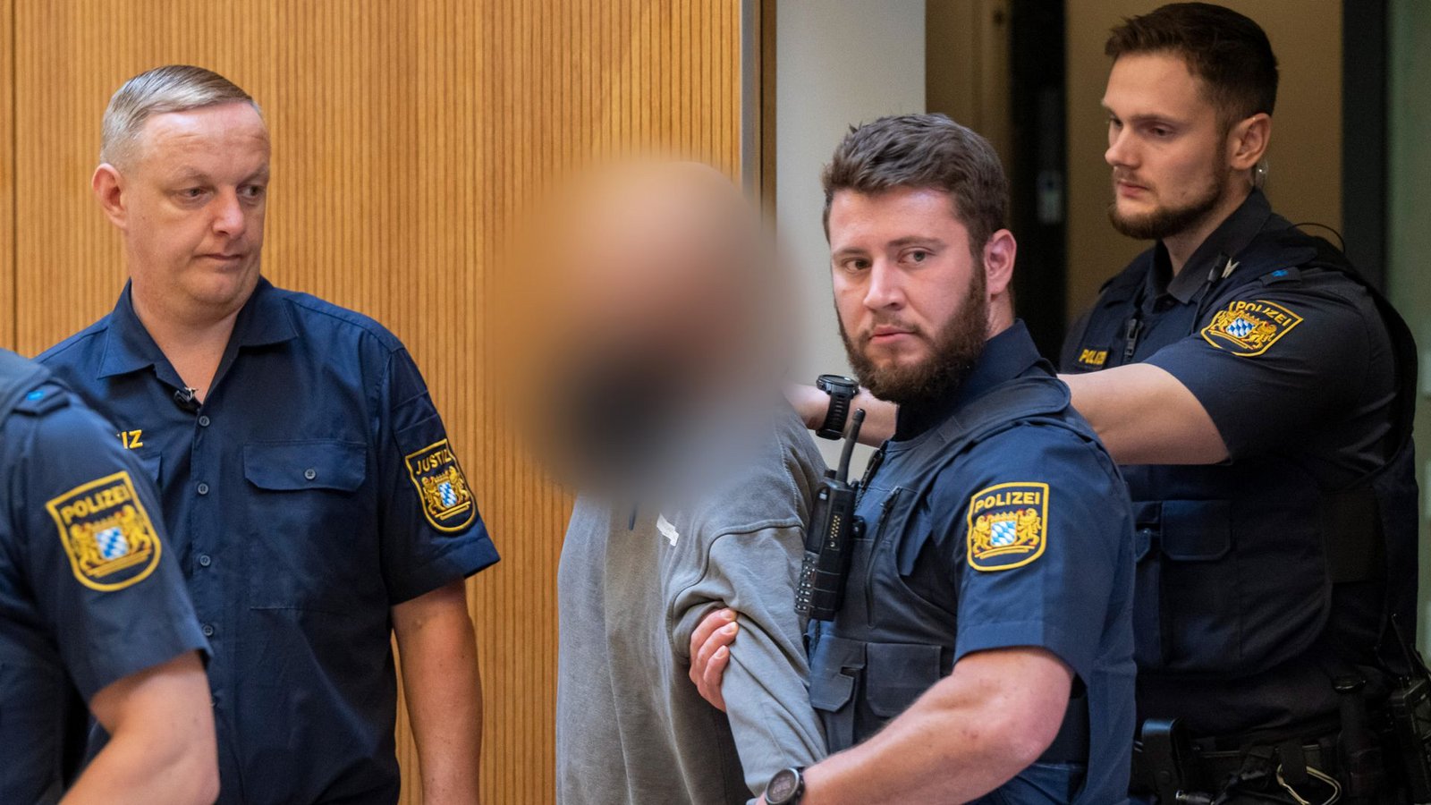Einer der Angeklagten auf dem Weg in den Gerichtssaal.Foto: dpa/Peter Kneffel Einer der Angeklagten auf dem Weg in den Gerichtssaal.Foto: dpa/Peter Kneffel