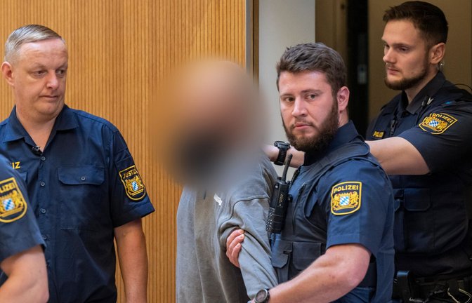 Einer der Angeklagten auf dem Weg in den Gerichtssaal.<span class='image-autor'>Foto: dpa/Peter Kneffel</span>
