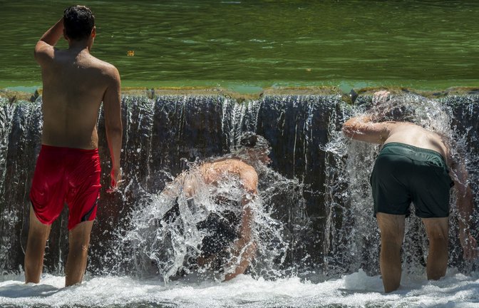 Jugendliche kühlen sich im Eisbach im Englischen Garten ab.<span class='image-autor'>Foto: Peter Kneffel/dpa</span>
