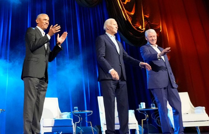 Zu der Veranstaltung mit Biden (M), Obama (l) und Clinton kamen mehrere Tausend Zuschauer.<span class='image-autor'>Foto: Alex Brandon/AP</span>