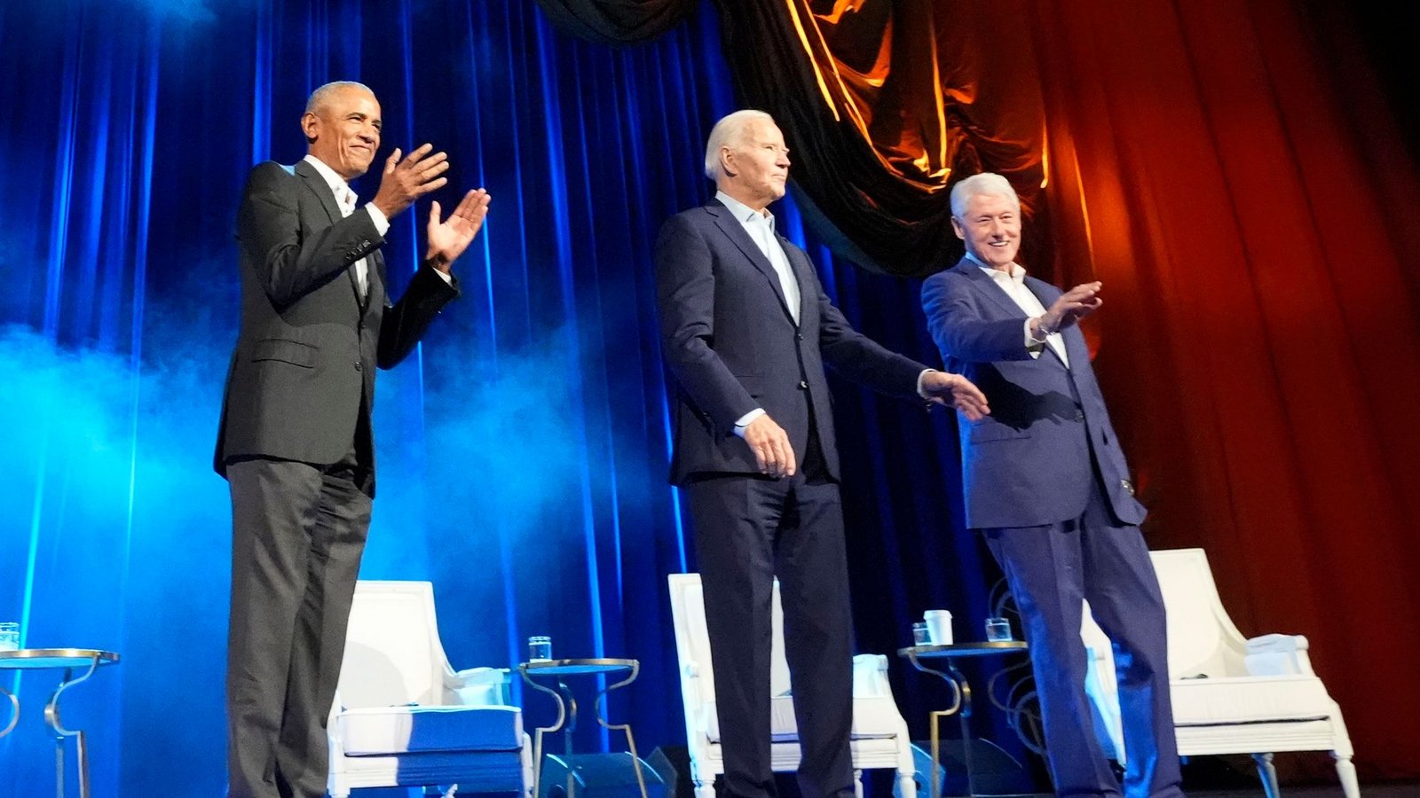 Zu der Veranstaltung mit Biden (M), Obama (l) und Clinton kamen mehrere Tausend Zuschauer.Foto: Alex Brandon/AP