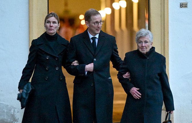 Der neue Chef des Hauses, Bernhard Markgraf von Baden, zusammen mit seiner Frau Stephanie und seiner Mutter Markgräfin Valerie auf dem Weg zur Trauerfeier.<span class='image-autor'>Foto: dpa/Bernd Weißbrod</span>