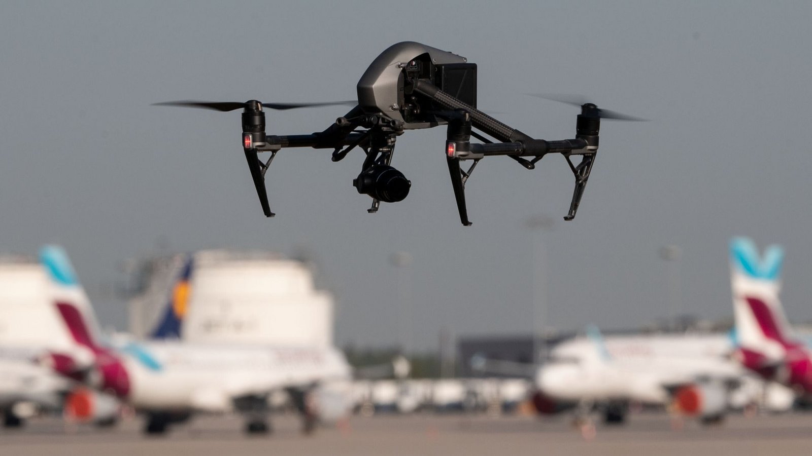 Drohnen in der Nähe von Flughäfen sind eine Gefahr.Foto: dpa Drohnen in der Nähe von Flughäfen sind eine Gefahr.Foto: dpa