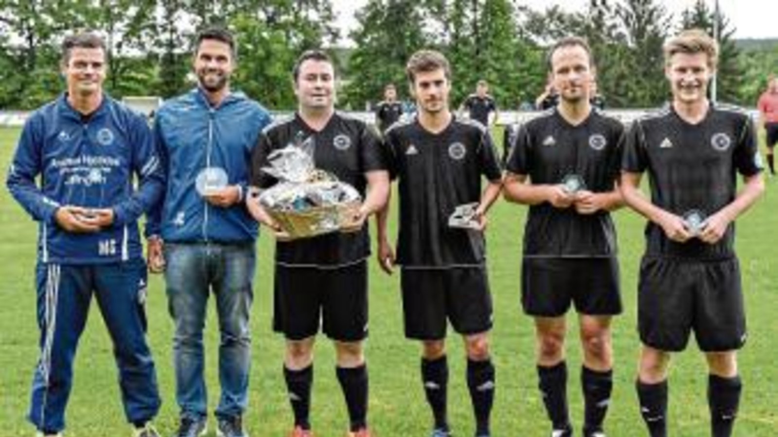 Ehrungen beim SV Illingen (von links): Martin Gruica, Jochen Conradt, Tobias Häfner, Tim Scheuermann, Matthias Hitzler und Daniel Brenner Foto: Leitner Ehrungen beim SV Illingen (von links): Martin Gruica, Jochen Conradt, Tobias Häfner, Tim Scheuermann, Matthias Hitzler und Daniel Brenner Foto: Leitner