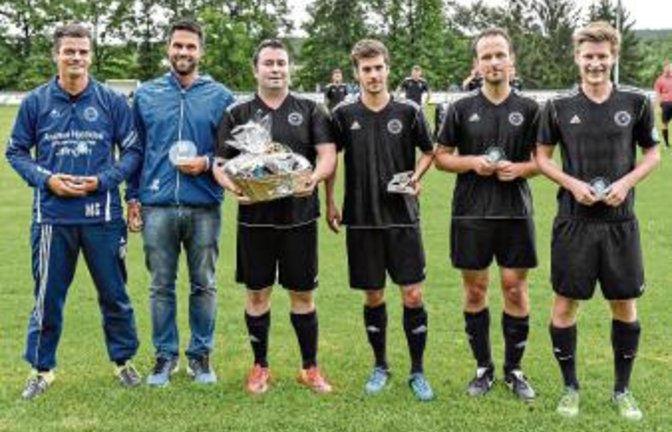 Ehrungen beim SV Illingen (von links): Martin Gruica, Jochen Conradt, Tobias Häfner, Tim Scheuermann, Matthias Hitzler und Daniel Brenner Foto: Leitner