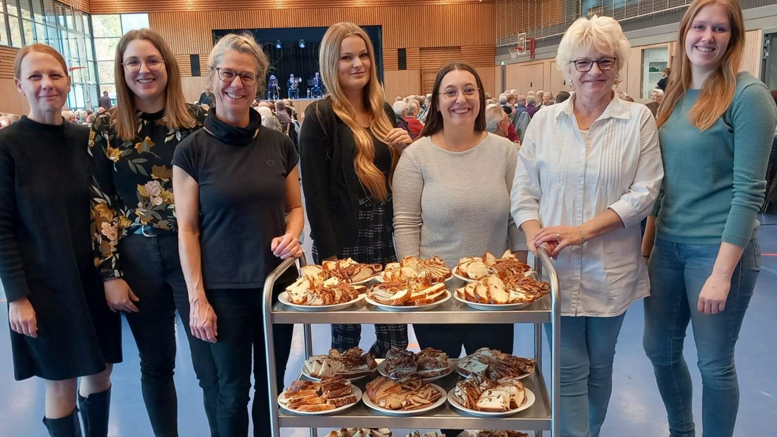 Das Helferteam im Einsatz in der Sport- und Kulturhalle. Das Helferteam im Einsatz in der Sport- und Kulturhalle.