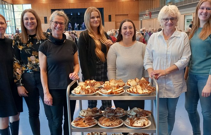 Das Helferteam im Einsatz in der Sport- und Kulturhalle.