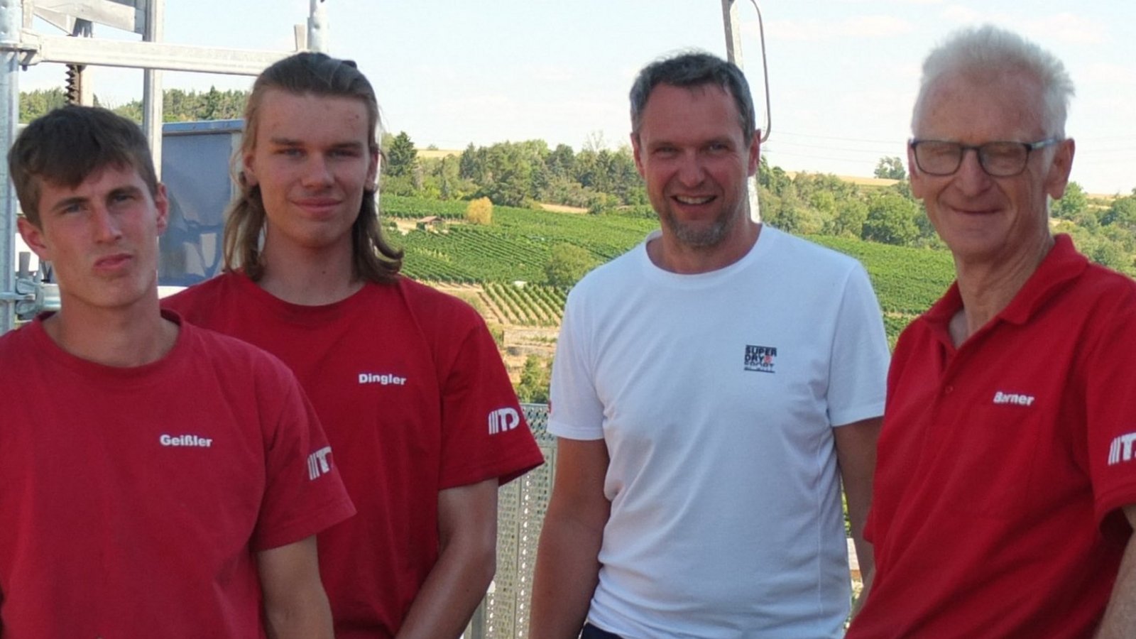 Kirchengemeinderat Daniel Bäuerle interessiert sich für die Schieferarbeiten und besucht die Baustelle in Enzweihingen. Dachdeckermeister Hartmut Berner (rechts), links die Auszubildenden Hannes und Tim.