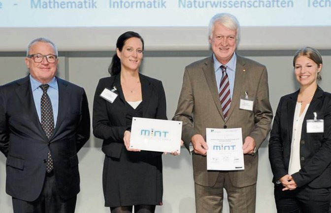 Der Leiter der Kirbachschule, Eginhard Fernow (4. von links), mit Kultusminister Andreas Stoch Baden-Württemberg und Vertretern der Bildungsinitiative „MINT Zukunft schaffen“ sowie der Arbeitgeber Baden-Württemberg bei der Auszeichnungsveranstaltung in Stuttgart. Foto: p