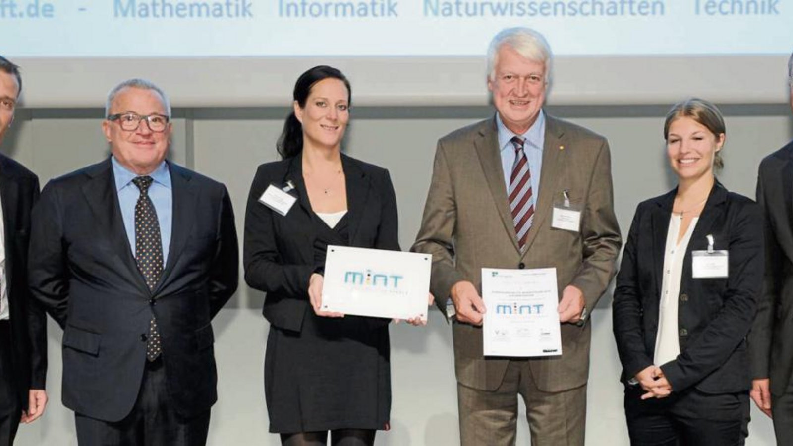 Der Leiter der Kirbachschule, Eginhard Fernow (4. von links), mit Kultusminister Andreas Stoch Baden-Württemberg und Vertretern der Bildungsinitiative „MINT Zukunft schaffen“ sowie der Arbeitgeber Baden-Württemberg bei der Auszeichnungsveranstaltung in Stuttgart. Foto: p Der Leiter der Kirbachschule, Eginhard Fernow (4. von links), mit Kultusminister Andreas Stoch Baden-Württemberg und Vertretern der Bildungsinitiative „MINT Zukunft schaffen“ sowie der Arbeitgeber Baden-Württemberg bei der Auszeichnungsveranstaltung in Stuttgart. Foto: p