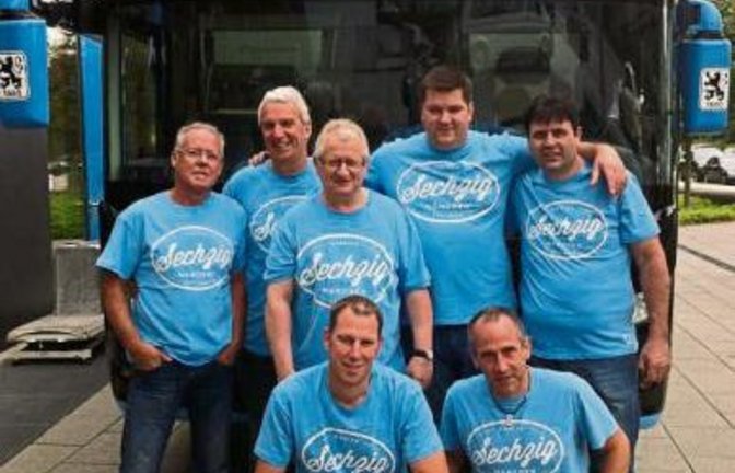 Die Sersheimer Löwen vor dem Mannschaftsbus vom TSV 1860 München.  Foto: p