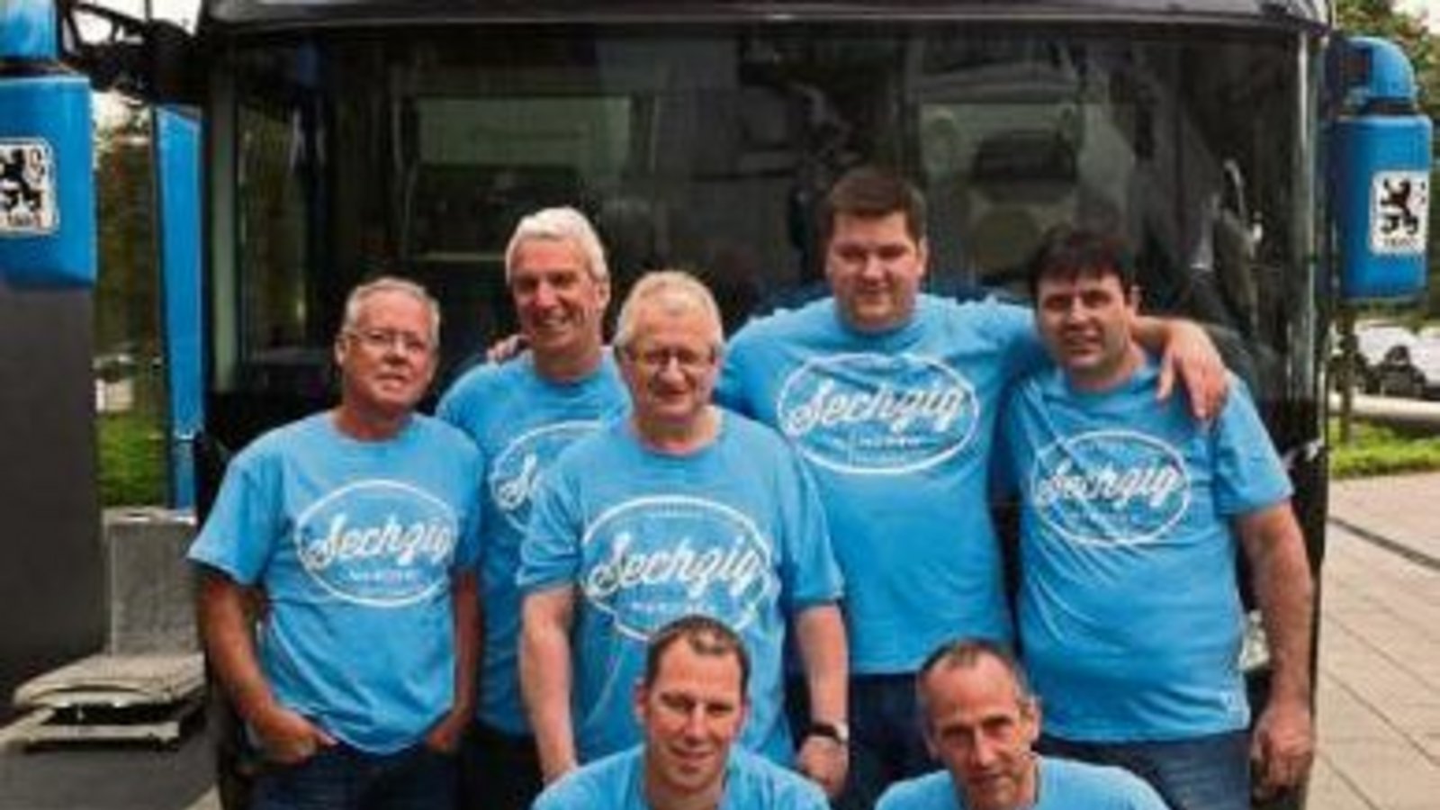 Die Sersheimer Löwen vor dem Mannschaftsbus vom TSV 1860 München. Foto: p Die Sersheimer Löwen vor dem Mannschaftsbus vom TSV 1860 München. Foto: p