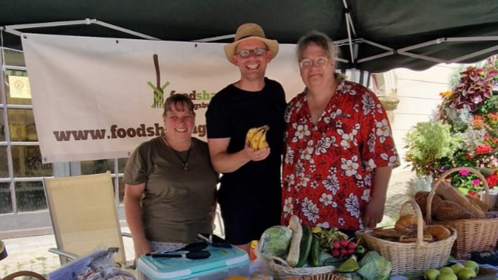 OB Uwe Skrzypek (Mitte) schaut beim Stand von foodsharing Ludwigsburg vorbei.  Foto: p