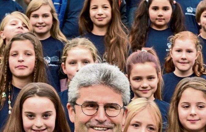 Schulleiter Rainer Graef mit Schülern der Kirbachschule.  Foto: Kalb