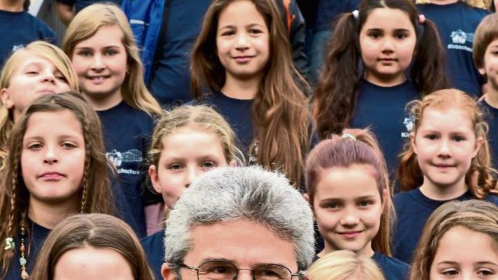 Schulleiter Rainer Graef mit Schülern der Kirbachschule. Foto: Kalb Schulleiter Rainer Graef mit Schülern der Kirbachschule. Foto: Kalb