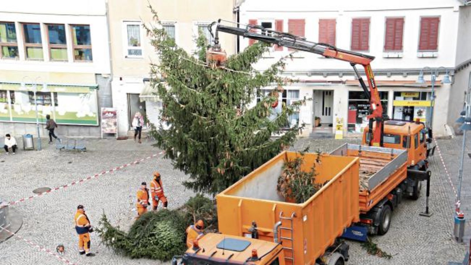Stück für Stück verabschiedet sich Weihnachten im abgesicherten Karree endgültig vom Vaihinger Marktplatz. Foto: Rücker Stück für Stück verabschiedet sich Weihnachten im abgesicherten Karree endgültig vom Vaihinger Marktplatz. Foto: Rücker