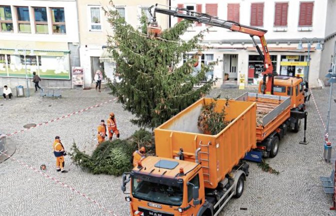 Stück für Stück verabschiedet sich Weihnachten im abgesicherten Karree endgültig vom Vaihinger Marktplatz. Foto: Rücker