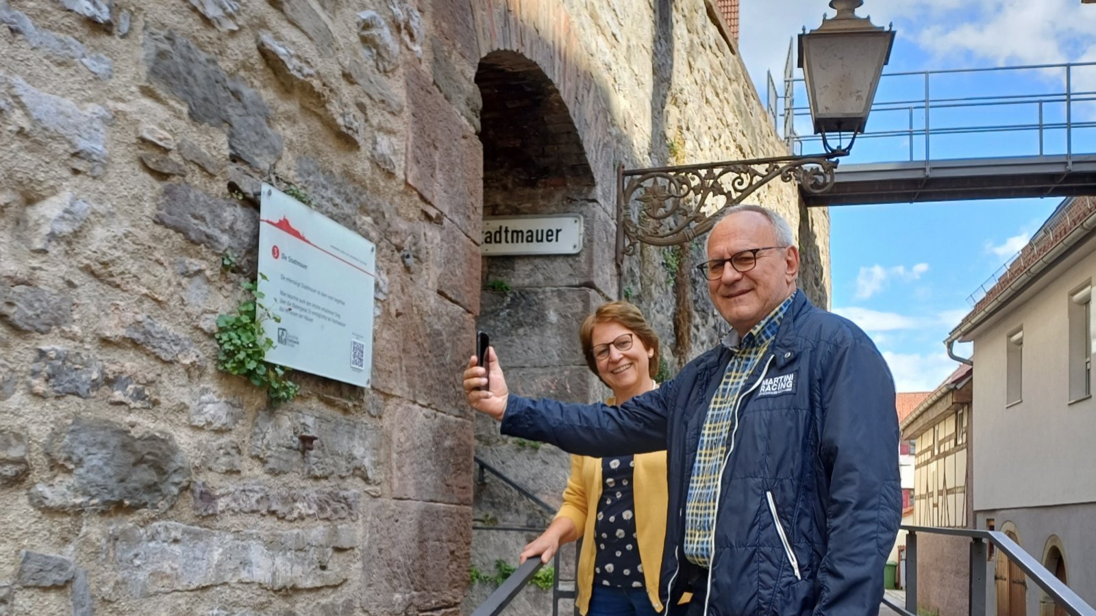 Regina und Udo Schienmann aus Stetten im Remstal sind an ihrem Hochzeitstag auf Tagestour in Vaihingen – hier beim QR-Code an der Stadtmauer. Vom Schloss haben sie schon heruntergeblickt. Bis jetzt war’s „super“, ist zu erfahren. Foto: Rücker Regina und Udo Schienmann aus Stetten im Remstal sind an ihrem Hochzeitstag auf Tagestour in Vaihingen – hier beim QR-Code an der Stadtmauer. Vom Schloss haben sie schon heruntergeblickt. Bis jetzt war’s „super“, ist zu erfahren. Foto: Rücker