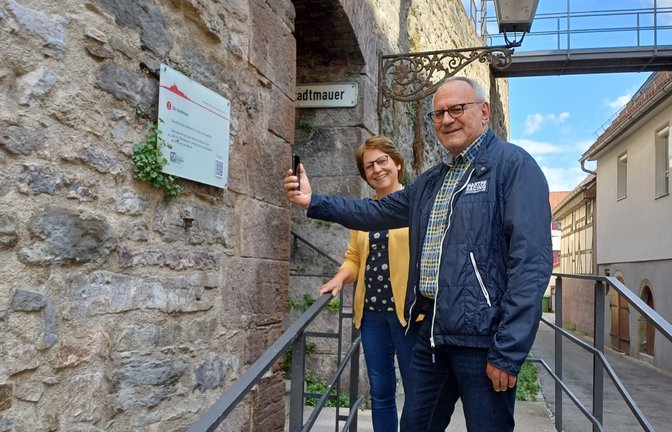Regina und Udo Schienmann aus Stetten im Remstal sind an ihrem Hochzeitstag auf Tagestour in Vaihingen – hier beim QR-Code an der Stadtmauer. Vom Schloss haben sie schon heruntergeblickt. Bis jetzt war’s „super“, ist zu erfahren.  <span class='image-autor'>Foto: Rücker</span>