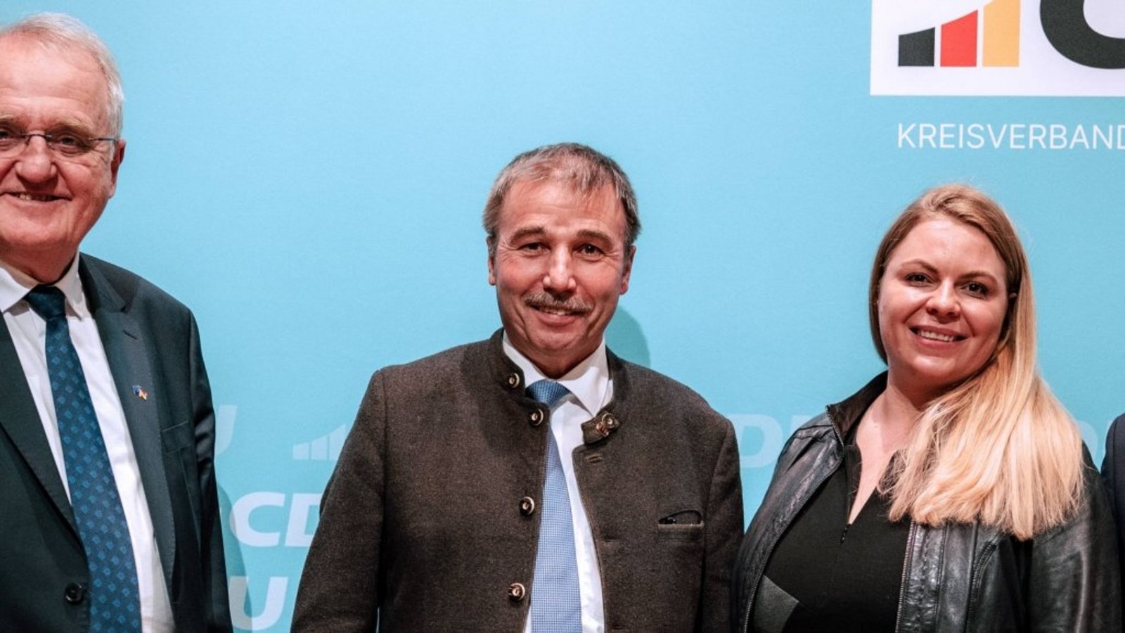 Konrad Epple (Zweiter von links) ist CDU-Direktkandidat im Wahlkreis Vaihingen. Es gratulieren Rainer Wieland, Zweitkandidatin Anna-Lena Beiermeister und Tobias Vogt. Foto: Hannes Griepentrog Konrad Epple (Zweiter von links) ist CDU-Direktkandidat im Wahlkreis Vaihingen. Es gratulieren Rainer Wieland, Zweitkandidatin Anna-Lena Beiermeister und Tobias Vogt. Foto: Hannes Griepentrog