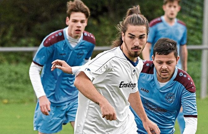 Juri Grinko (vorne) hat mit dem FC Gündelbach zwar gegen die A-Liga-Reserve des SV Illingen gewonnen. Doch es war ein sehr zerfahrenes Spiel. Foto: Leitner