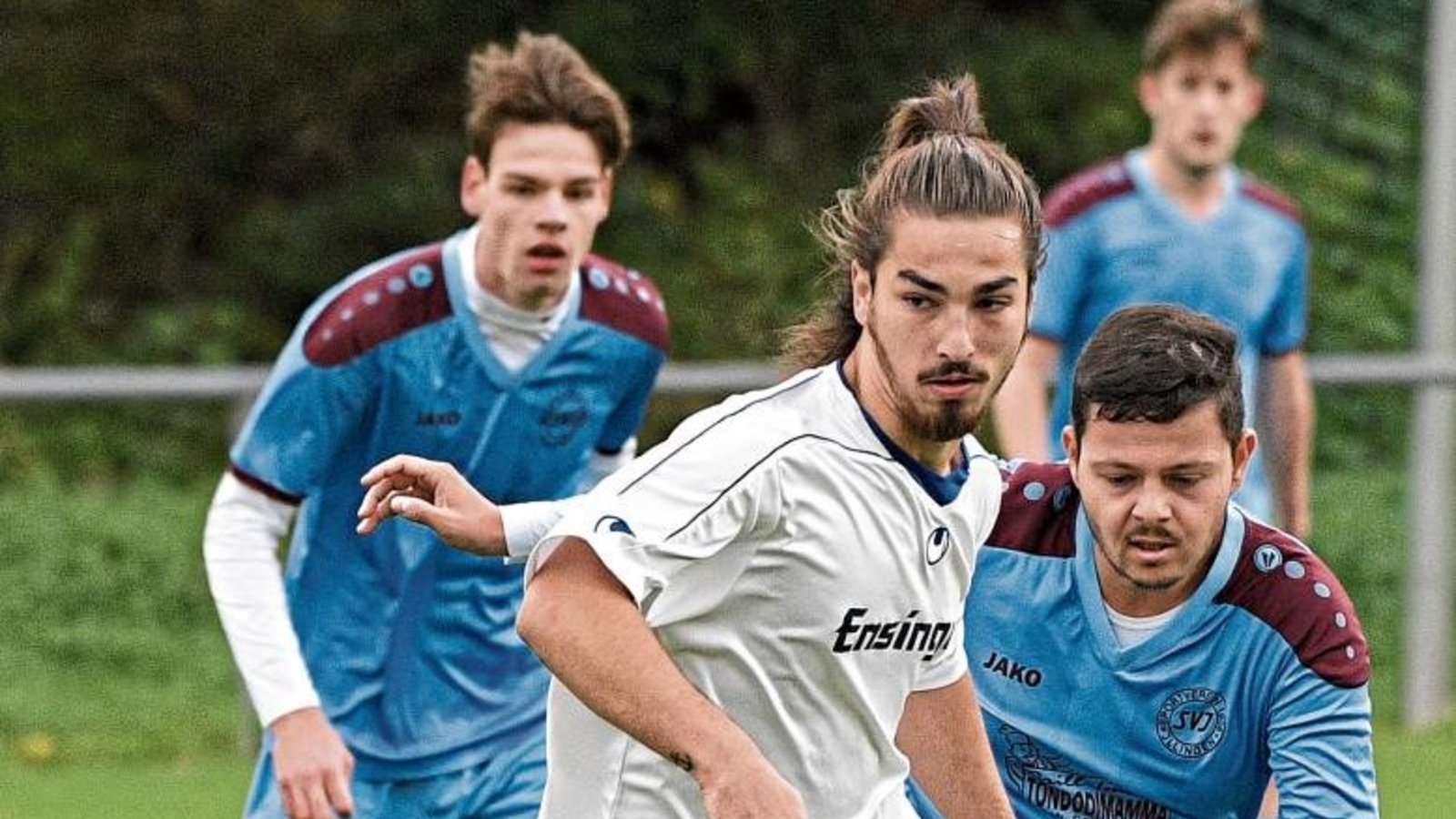 Juri Grinko (vorne) hat mit dem FC Gündelbach zwar gegen die A-Liga-Reserve des SV Illingen gewonnen. Doch es war ein sehr zerfahrenes Spiel. Foto: Leitner Juri Grinko (vorne) hat mit dem FC Gündelbach zwar gegen die A-Liga-Reserve des SV Illingen gewonnen. Doch es war ein sehr zerfahrenes Spiel. Foto: Leitner