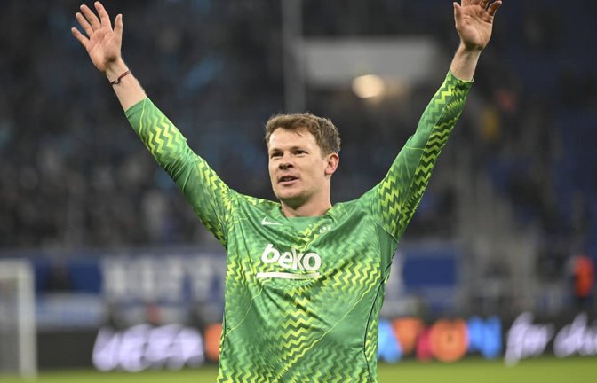 Von Stuttgart an den Bosporus: Seit seinem Wechsel vom VfB zu Besiktas ist Alexander Nübel zum starken Rückhalt seiner Mannschaft geworden. Die als leidenschaftlich bekannten Fans von Besiktas scheinen den Ex-Stuttgart ins Herz geschlossen zu haben.<span class='image-autor'>IMAGO/Halil Sagirkaya</span>