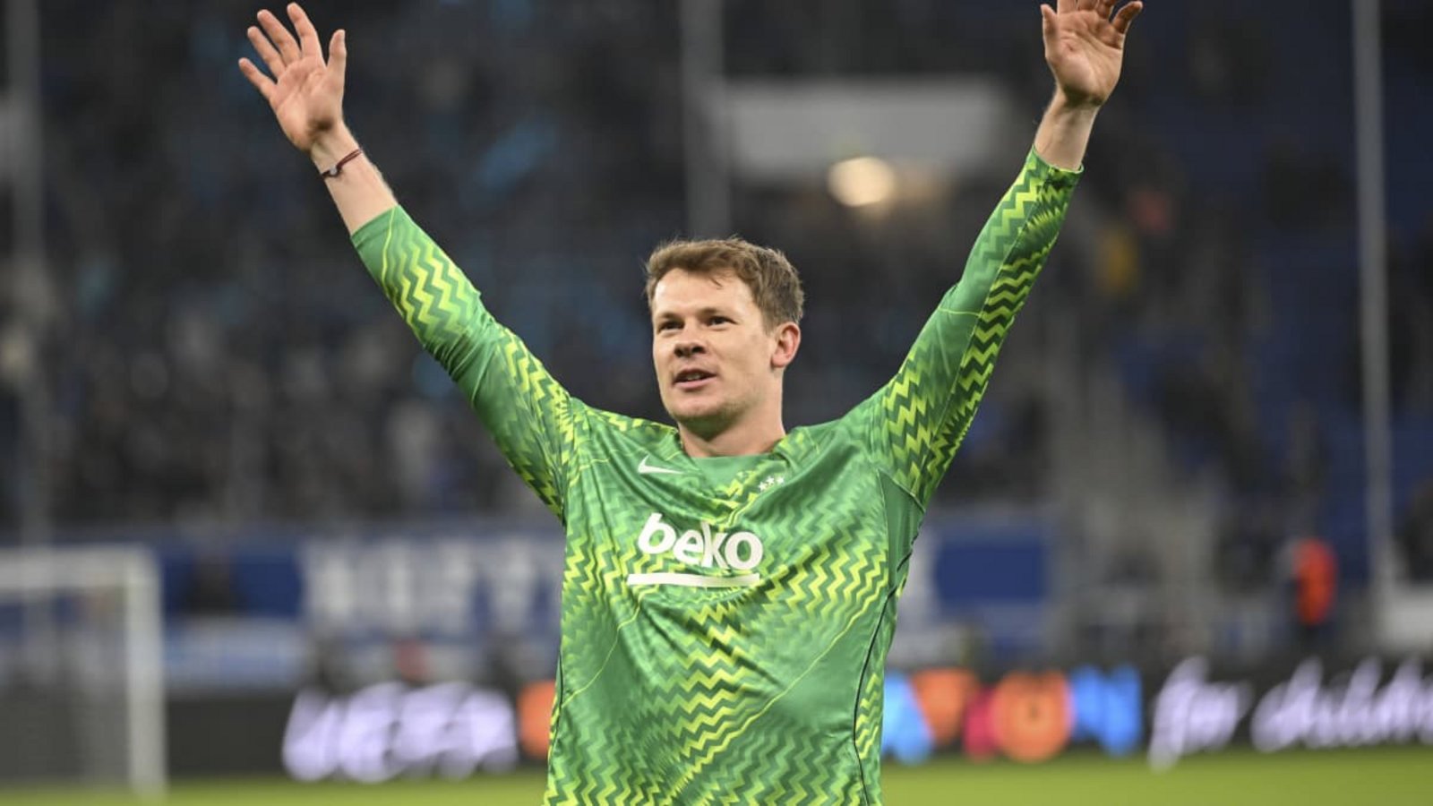 Von Stuttgart an den Bosporus: Seit seinem Wechsel vom VfB zu Besiktas ist Alexander Nübel zum starken Rückhalt seiner Mannschaft geworden. Die als leidenschaftlich bekannten Fans von Besiktas scheinen den Ex-Stuttgart ins Herz geschlossen zu haben.IMAGO/Halil Sagirkaya Von Stuttgart an den Bosporus: Seit seinem Wechsel vom VfB zu Besiktas ist Alexander Nübel zum starken Rückhalt seiner Mannschaft geworden. Die als leidenschaftlich bekannten Fans von Besiktas scheinen den Ex-Stuttgart ins Herz geschlossen zu haben.IMAGO/Halil Sagirkaya