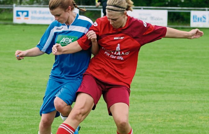 Für Annika Wamser (rechts) und ihre Mannschaftskameradinnen des SC Hohenhaslach steht das erste Pflichtspiel im Jahr 2015 an. Foto: Bürkle