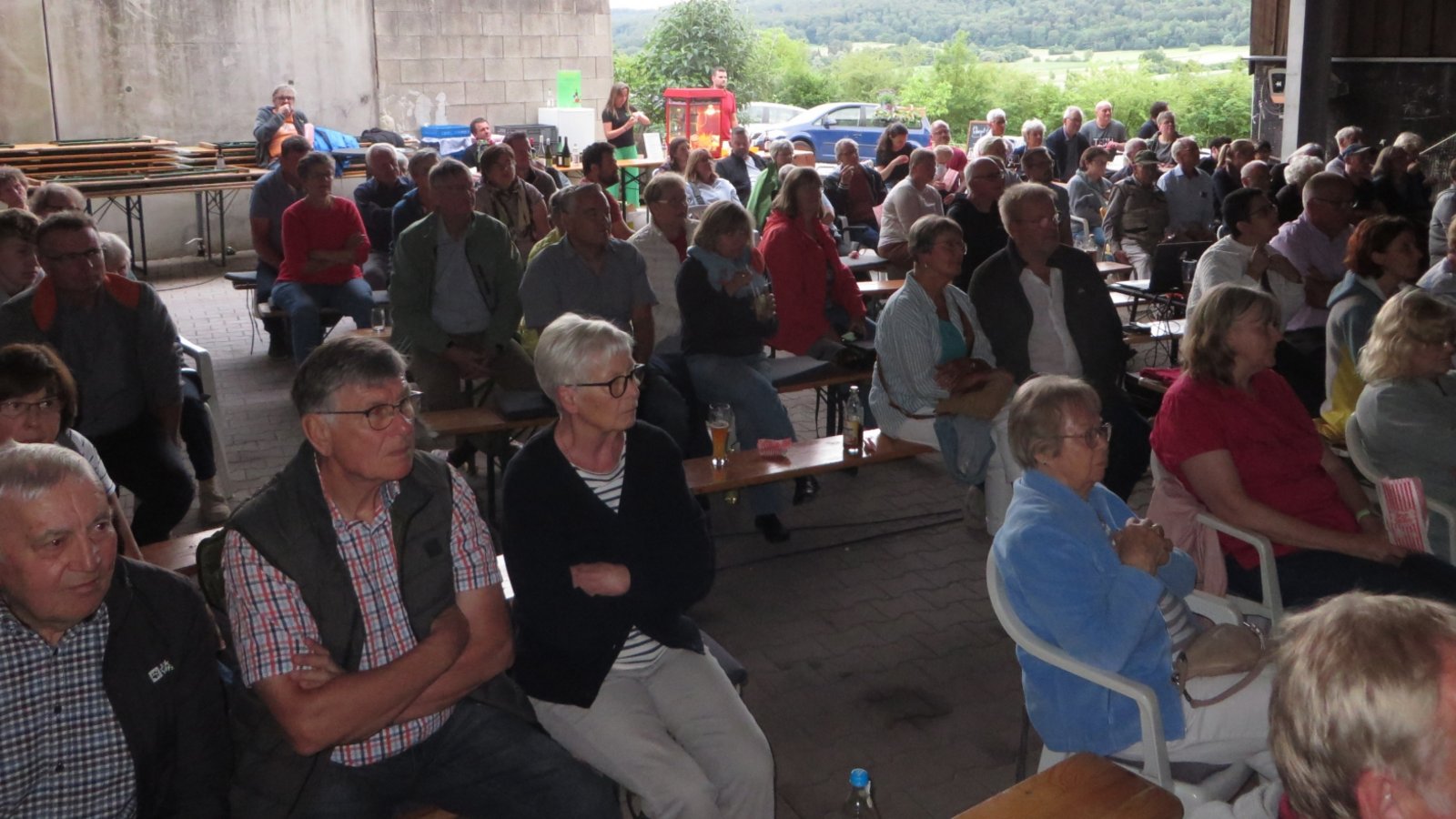 Einen humorvollen und tiefgründigen Film bekommt das Publikum am Samstagabend in der Maschinenhalle des Weinguts Zaiß zu sehen. Foto: Pfisterer Einen humorvollen und tiefgründigen Film bekommt das Publikum am Samstagabend in der Maschinenhalle des Weinguts Zaiß zu sehen. Foto: Pfisterer