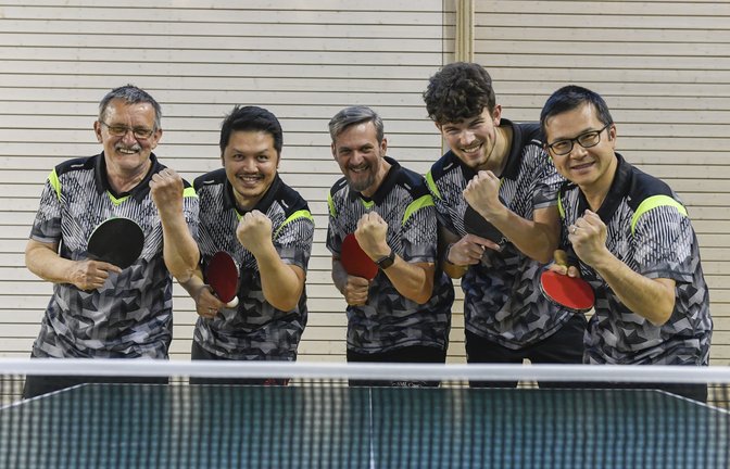 Der TSV Hochdorf III mit (von links) Wolfgang Dettinger, Romuluz Kaufeld, Andre Kober, Julian Leibfried und Guangun Chen hat in der Kreisklasse A Gruppe 3 auf dem Weg zum Titel nur gegen den TSV Aurich II einen Punkt abgegeben. <span class='image-autor'>Foto: Leitner</span>