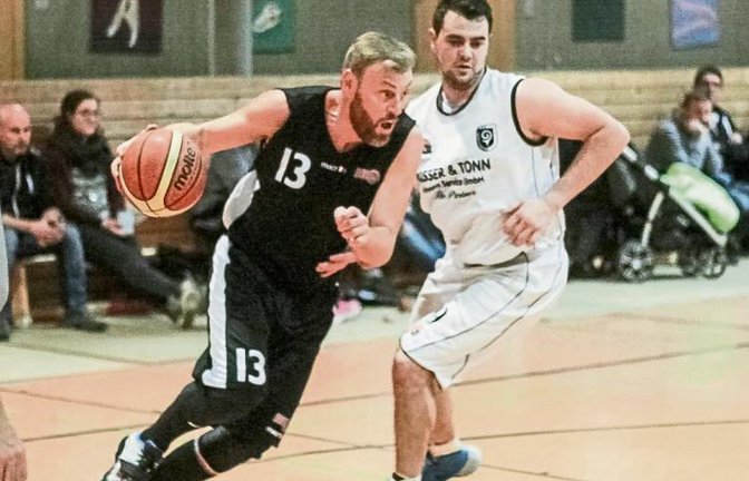 Auf Center Alexander Renner (links) und die BSG Vaihingen kommt viel Arbeit zu. Der TV Nellingen ist vor allem unter dem Korb stark besetzt. Foto: Simecek