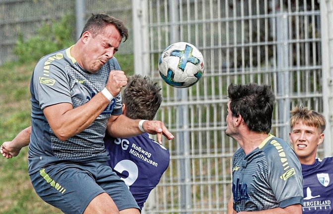 Die SGM Hohenhaslach/Freudental (links Timo Etzel) bekommt für die erste Hauptrunde im Bezirkspokal nur ein Team zusammen. Das gilt gegen den SKV Erligheim aber als Favorit. Foto: Leitner