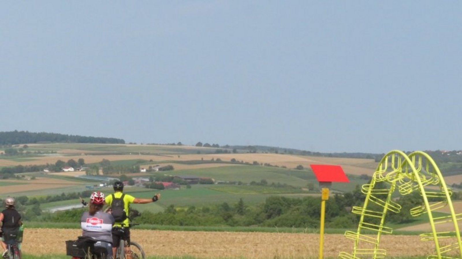 Aussicht und Skulptur „Rotation Rack“.